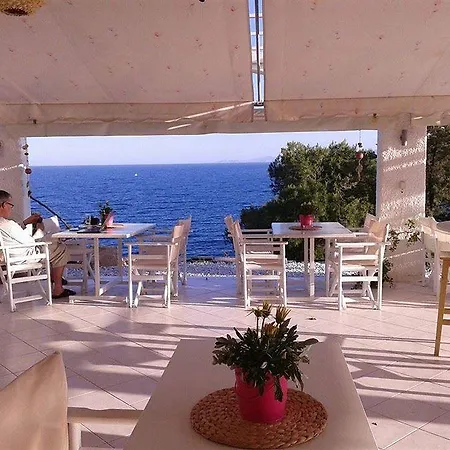 Kavos Bay Seafront Apartamento *